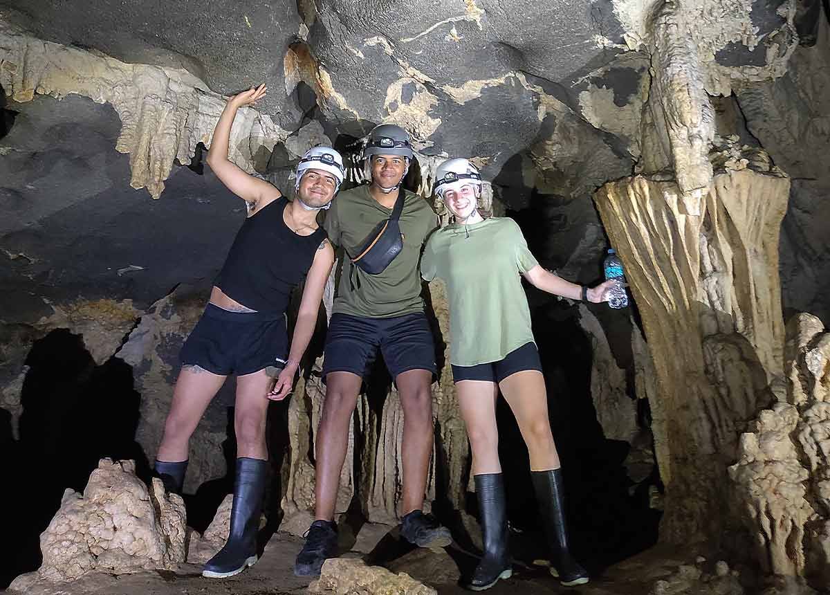 Turistas explorando las Cuevas de Palestina en Tarapoto, rodeados de formaciones rocosas naturales