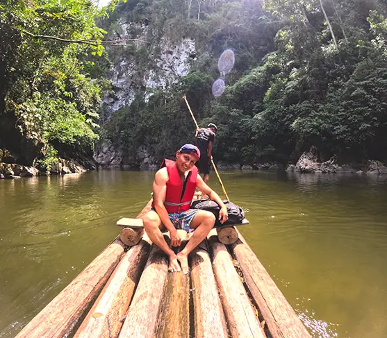 Balsa artesanal en La Encañada — río esmeralda cerca de Tarapoto (tour Santa Elena)